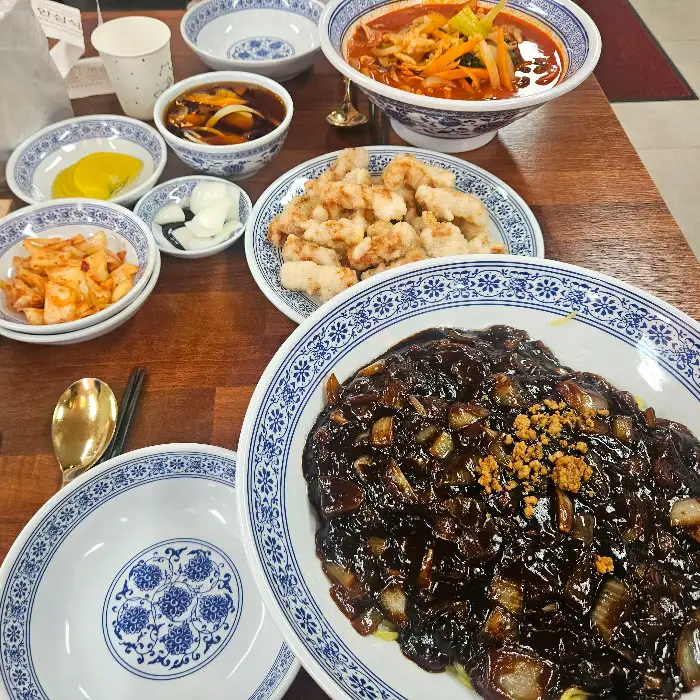 테이블 위에 차려진 다양한 중식 메뉴들