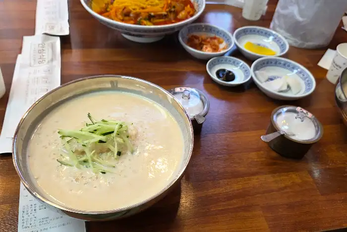 테이블에 놓인 콩국수와 반찬들