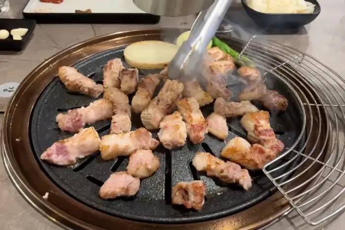 불판 위에서 맛있게 구워지고 있는 돼지고기 덩어리들