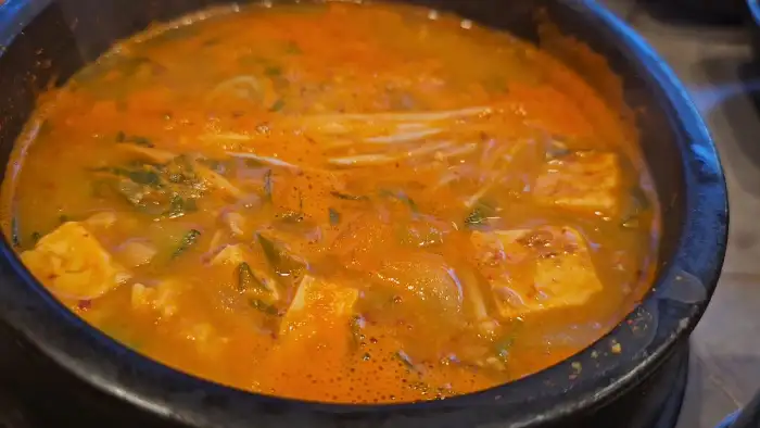 김이 모락모락 나는 구수한 된장찌개