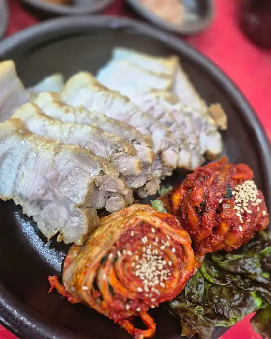 푸짐하게 담겨 나온 보쌈과 김치, 쌈 채소