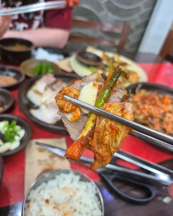 김치와 함께 세팅된 보쌈 한 점