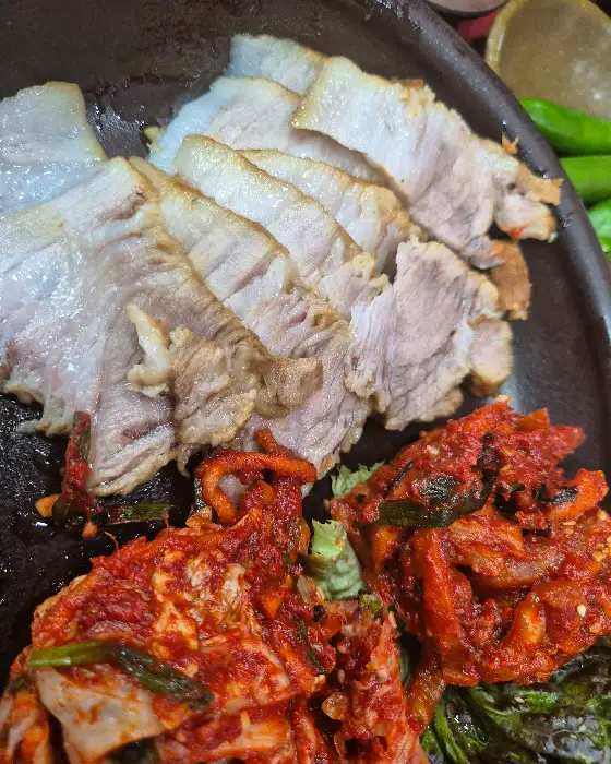 부드럽게 썰린 보쌈 고기