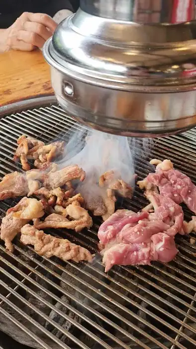 오리고기가 숯불 위에서 익고 있는 모습