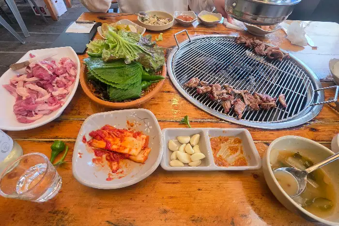 식탁에 차려진 오리고기와 밑반찬 모습