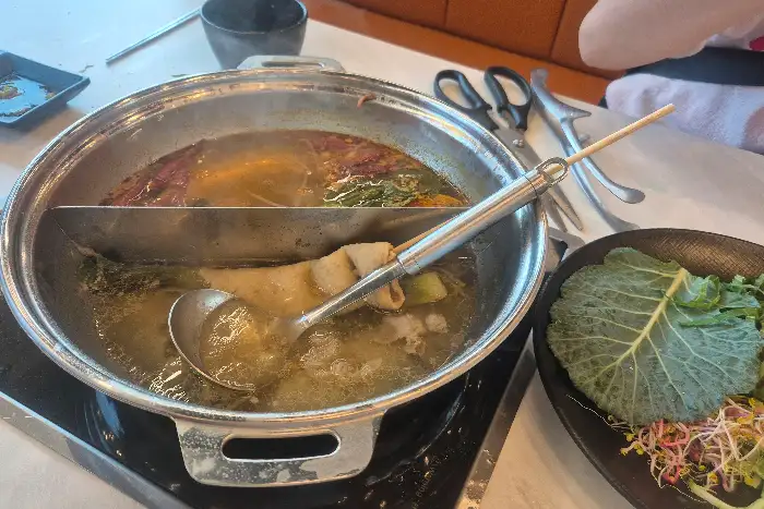 먹음직스러운 샤브샤브 냄비