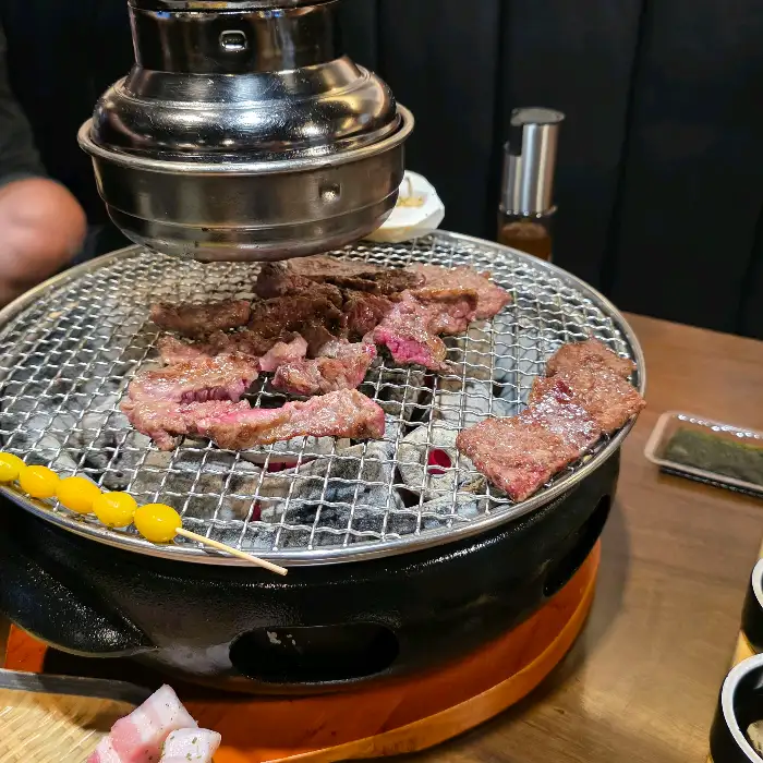 다양한 부위의 고기가 숯불 위에서 익고 있는 모습