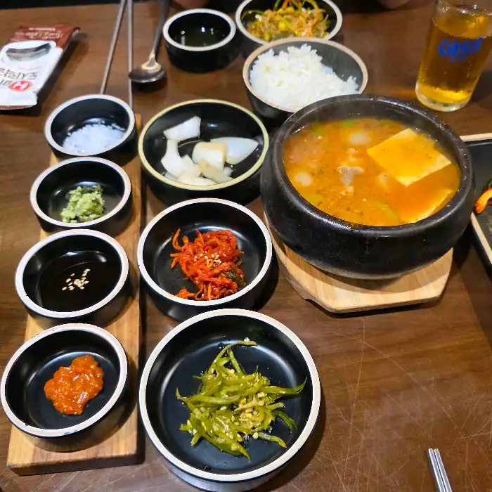 다양한 밑반찬과 곁들임 메뉴, 그리고 찌개가 담긴 상차림