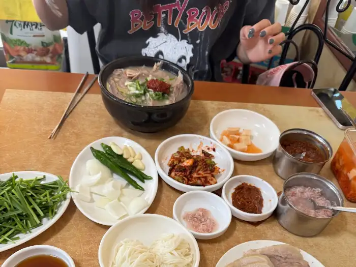 국밥과 곁들여 나온 반찬들