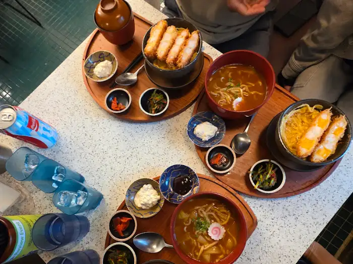 식탁 위에 여러 가지 음식이 차려진 모습