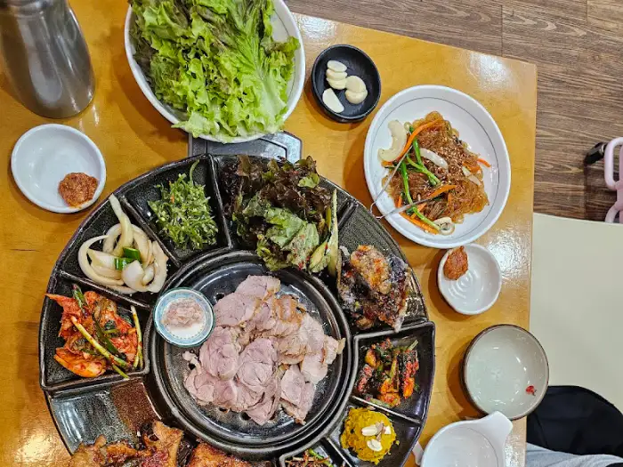다양한 밑반찬과 보쌈