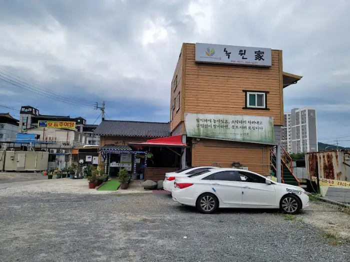 차량들이 주차된 식당 앞