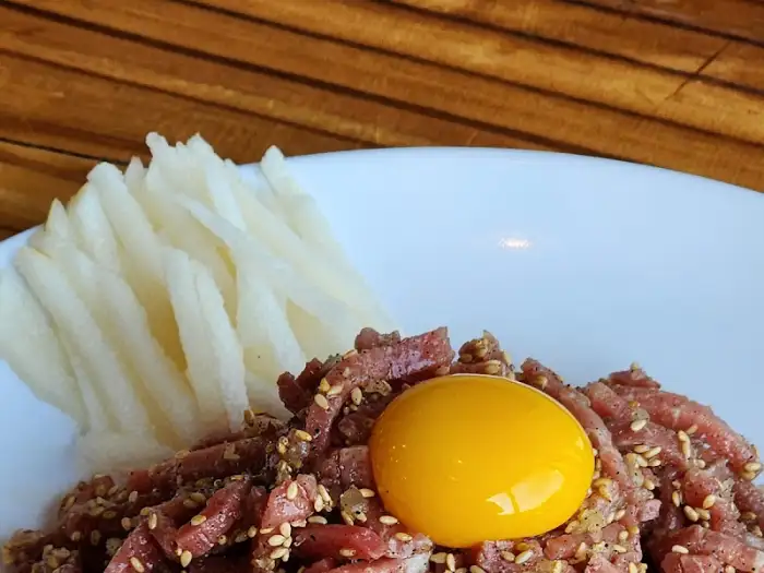 육회비빔밥 재료 (육회와 계란 노른자)