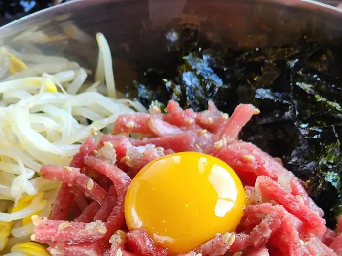 육회비빔밥 완성된 모습 (육회, 콩나물, 김)