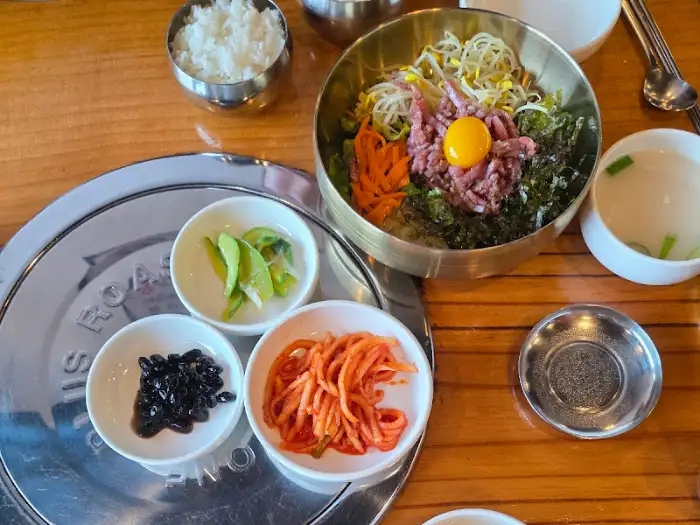 육회비빔밥과 곁들임 반찬