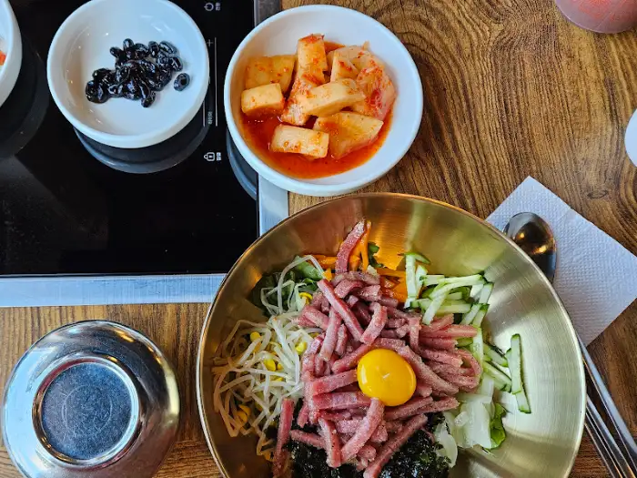육회비빔밥과 깍두기