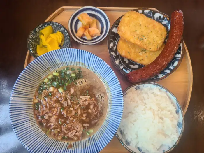 항정살 덮밥과 밥, 반찬 구성
