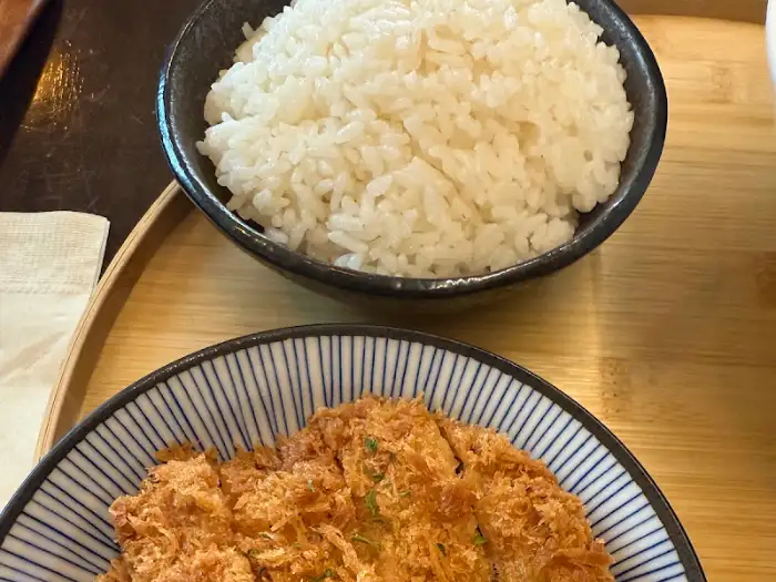 따뜻하고 윤기 나는 밥 한 공기