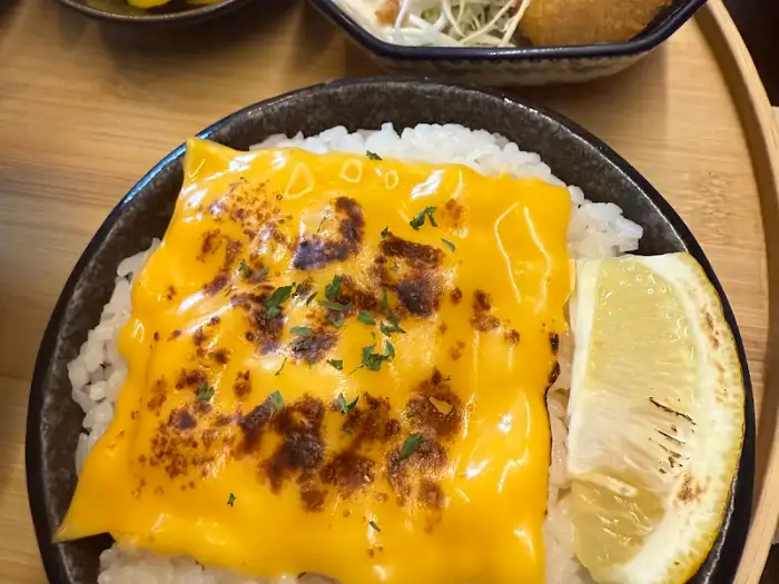 치즈 덮밥과 레몬 슬라이스