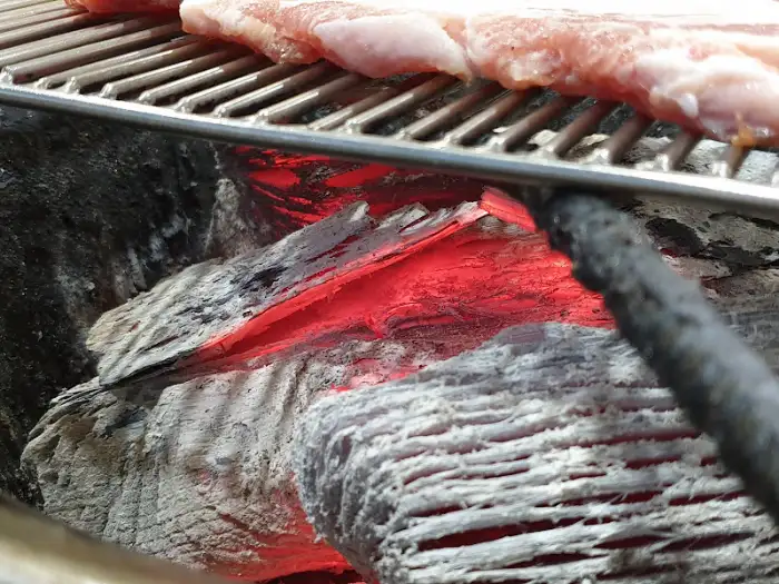 숯불 위에서 구워지는 삼겹살