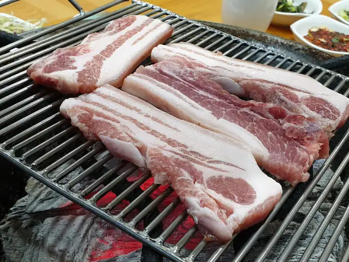 숯불 위에서 익어가는 삼겹살