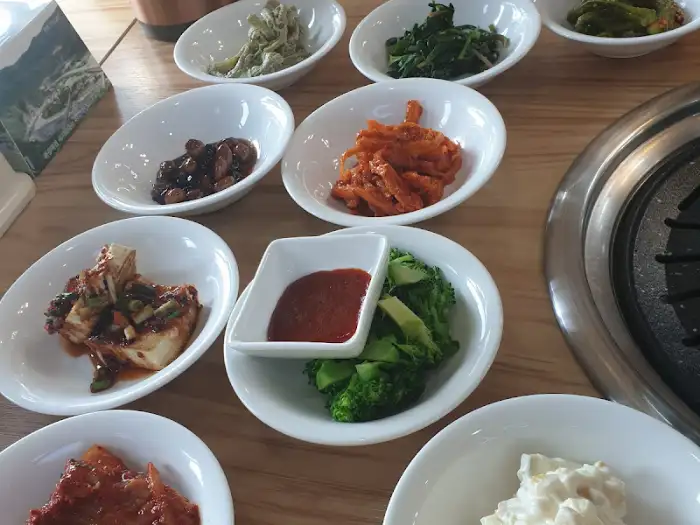 다양한 밑반찬이 담긴 접시들