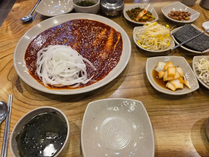 테이블 세팅과 반찬 모습