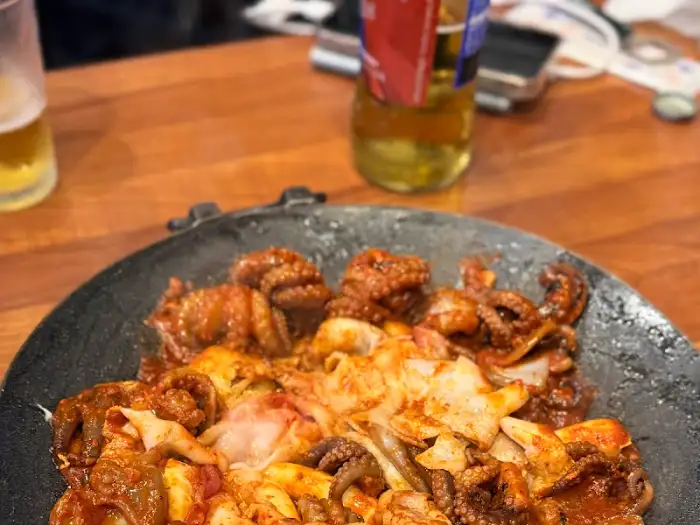 볶아지고 있는 쭈꾸미 삼겹살 우삼겹 새우 요리