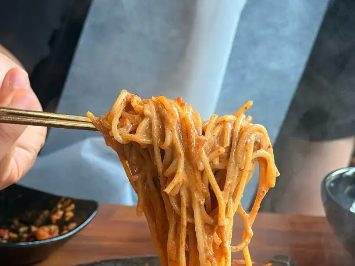 젓가락으로 집어 올린 볶음면