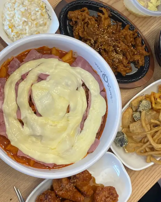 다양한 메뉴가 함께 나온 상차림