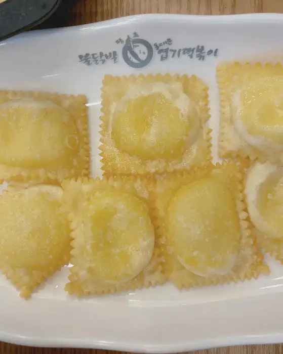 바삭하게 튀겨진 만두