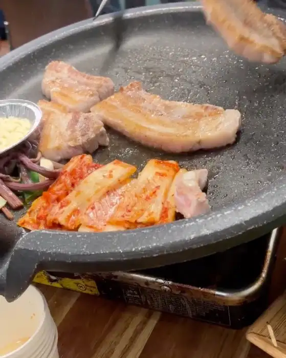 삼겹살과 함께 구워지는 김치