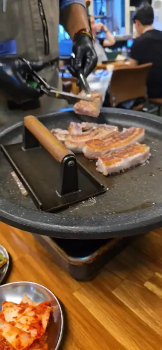 고기를 굽는 직원