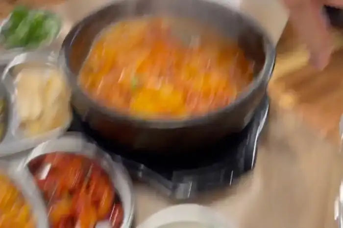 김치찌개가 끓고 있는 모습