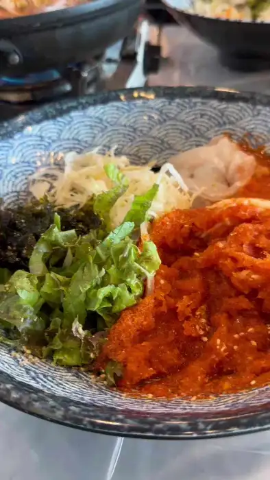 각양각색의 신선한 재료가 조화롭게 담긴 물회 그릇