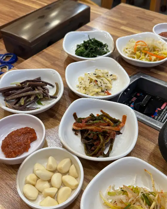 다양한 종류의 밑반찬들