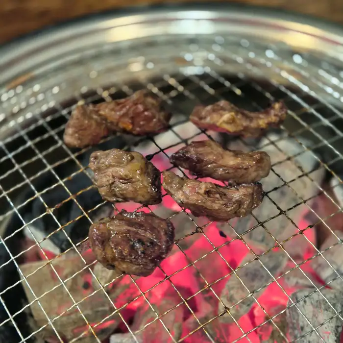 숯불 위에서 익고 있는 소고기