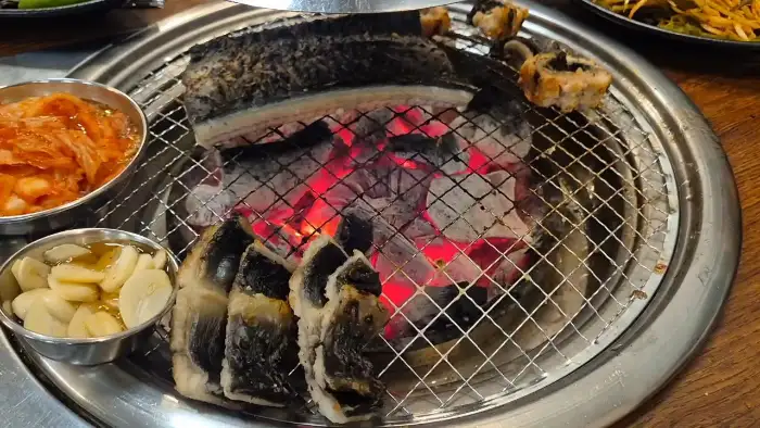 잘 구워진 장어 조각들
