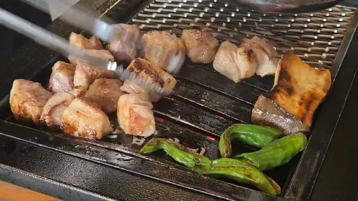 직원분이 능숙하게 고기를 굽는 모습
