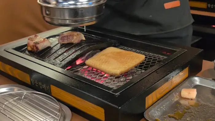 잘 구워진 삼겹살 조각