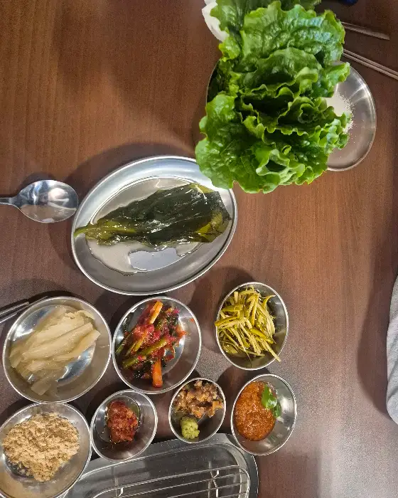 다양한 밑반찬과 쌈 채소