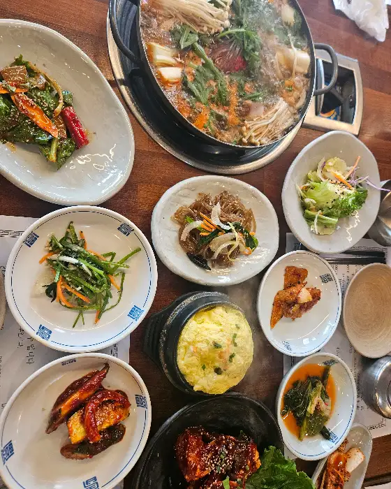 다양한 반찬과 메인 요리가 차려진 모습
