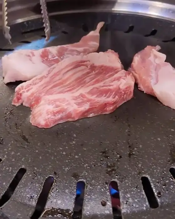 불판 위에서 맛있게 익어가는 삼겹살