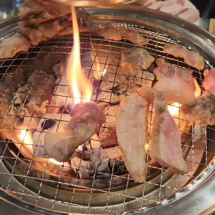 숯불 위에서 맛있게 익어가는 고기