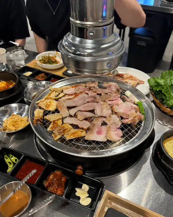 푸짐하게 차려진 상차림