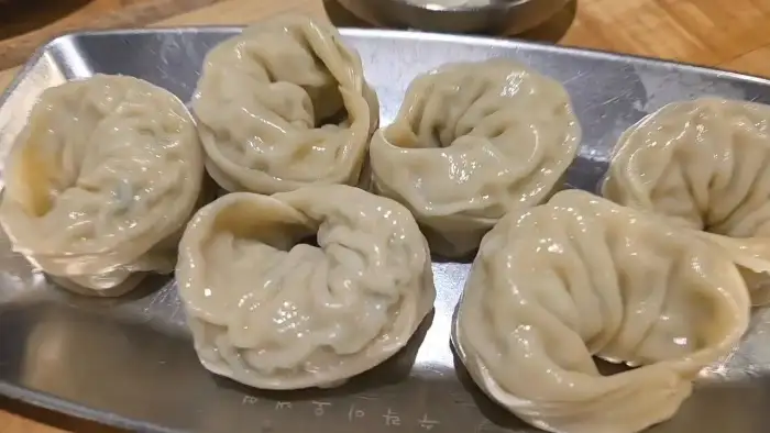 푸짐하게 담겨 나온 수락이오냉면 노원본점의 만두