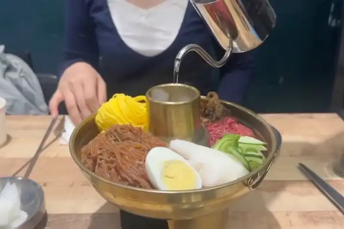 다양한 고명과 함께 준비된 회냉면