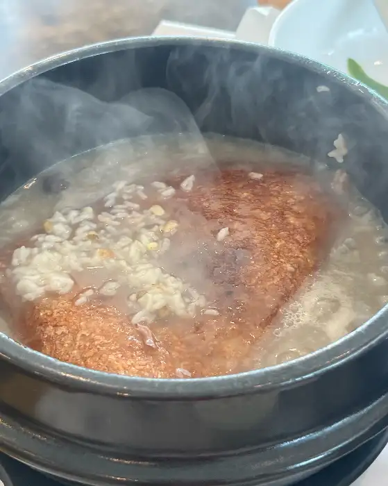 누룽지 백숙에 푹 잠긴 닭고기와 누룽지