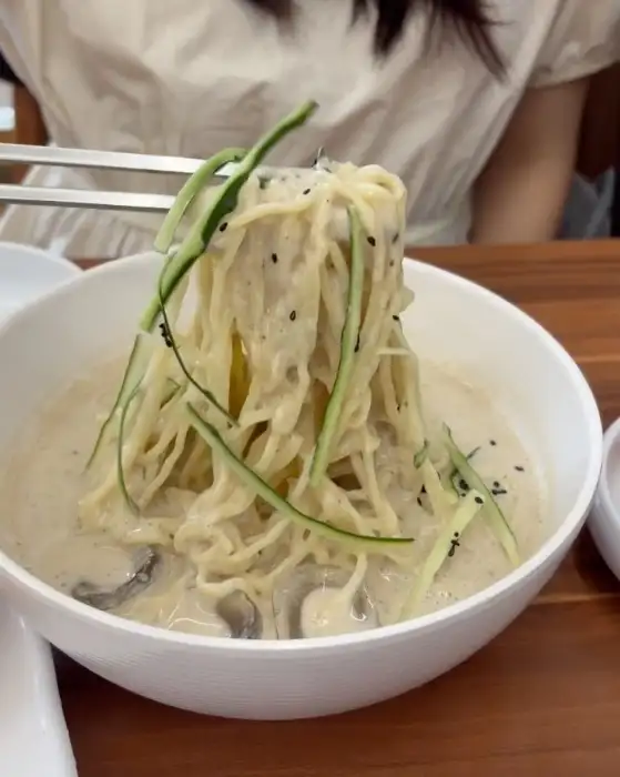 따뜻한 국물의 칼국수