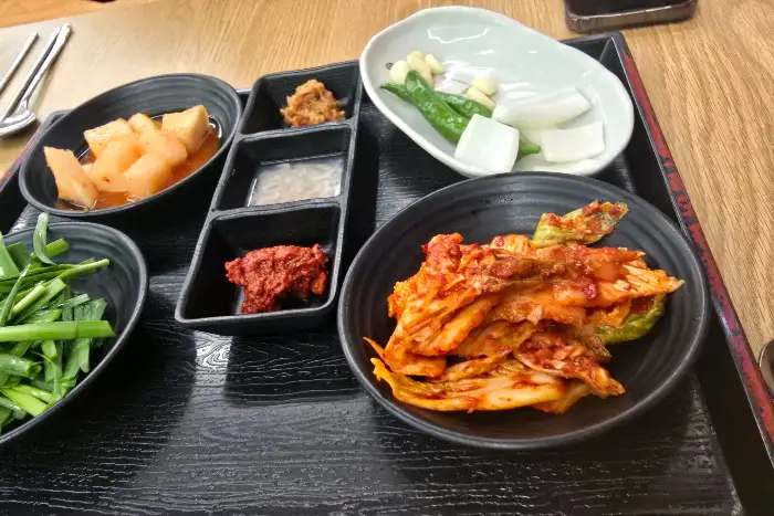 돼지국밥과 푸짐한 밑반찬